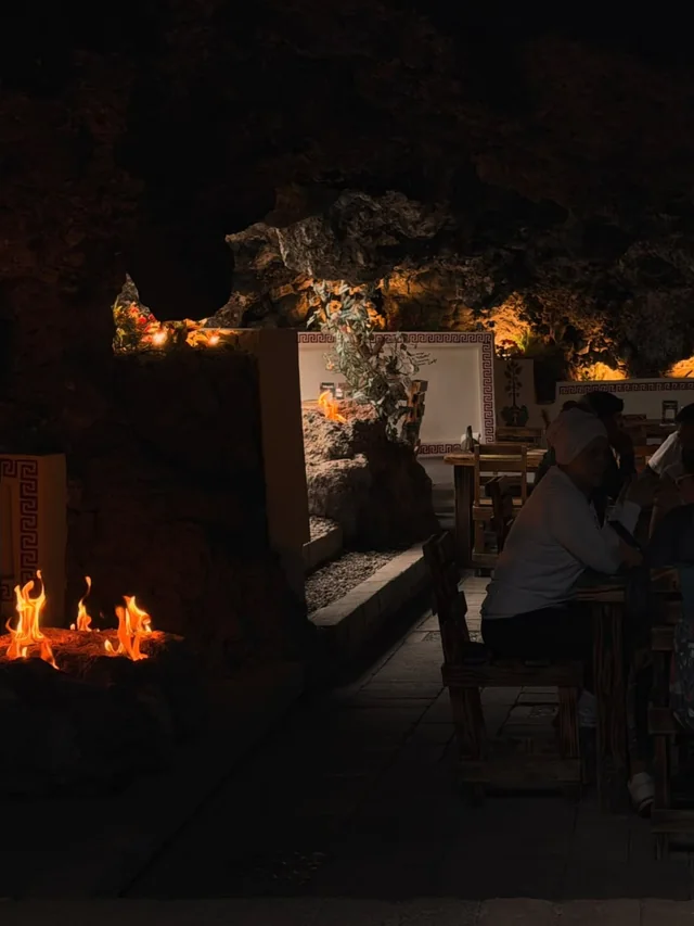 Fuego encendido en un rincón de piedra de la cueva