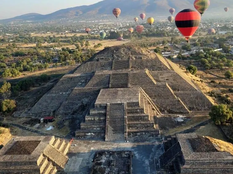 Vista aérea de la Pirámide de la Luna con globos al fondo