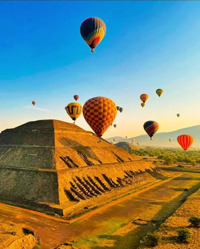 Globos sobre la Pirámide del Sol con luz dorada del amanecer