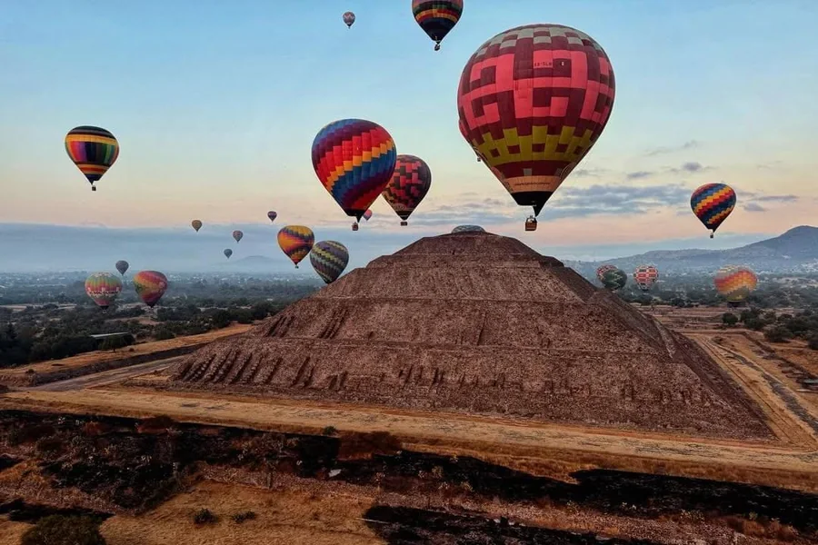 Decenas de globos sobre la Pirámide del Sol y la zona arqueológica de Teotihuacán